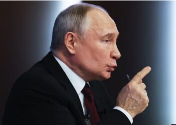 «Елемент торгів у переговорах». Путін вимагає від українців в окупації взяти паспорт РФ або їхати геть