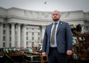 Посол “Угорщини в Угорщині” Шандор передає в українські села угорські книжки