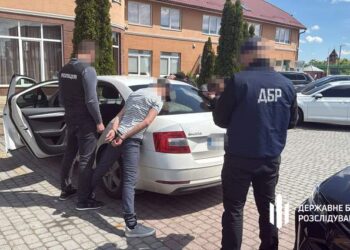 На Закарпатті затримали митника під час отримання 26 тис. доларів від ухилянтів