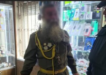 На Закарпатті священник УПЦ МП із товаришем гуляли у “радянській формі”. Їх затримали