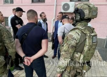 ДБР затримало Ємельянова на виході з Печерського суду, який випустив його з-під варти