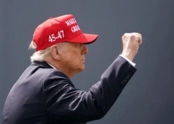 Як Трамп програє власну торгову війну з усім світом і шкодить долару