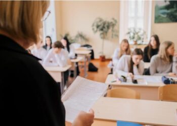Без фізики, але з фізкультурою: в українських школах приберуть частину обов’язкових предметів