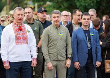 Закарпатська обласна влада відзначила День Державного Прапора України під спів Державного Гімну у виконанні архидиякона Московського патріархату
