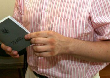 Українці повинні перевести трудові книжки в електронний формат: який дедлайн