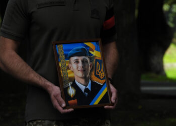 Ужгород попрощався із 22-річним українським воїном-захисником — лейтенантом Владиславом Мельником