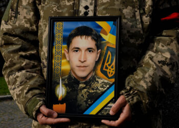 В Ужгороді провели в останню земну путь українського воїна-героя — старшого солдата Павла Саєнка