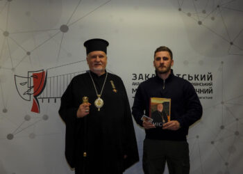 Єпископ Мукачівський і Карпатський Віктор Бедь провів зустріч з Рудольфом Дзуринцем, директором Закарпатського музично-драматичного театру, побратимом по 212-му ОБ ТрО ЗСУ