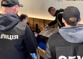 Один під вартою, іншому мають обрати запобіжний захід: правоохоронці викрили броварських прокурорів