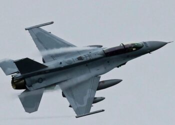 Українські F-16 залишилися без ключових ракет у розпал повітряної кампанії РФ — Reuters