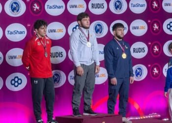 Український борець показово відвернувся від прапора Росії на церемонії нагородження