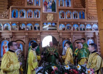 Єпископ Віктор Бедь у свято Входу Господнього в Єрусалим очолив Божественну літургію в кафедральному храмі Ужгорода та освятив віття верби