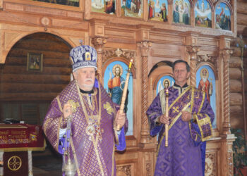 У Велику п’ятницю єпископ Віктор Бедь очолив Вечірню з виносом святої Плащаниці в кафедральному храмі ПЦУ в Ужгороді