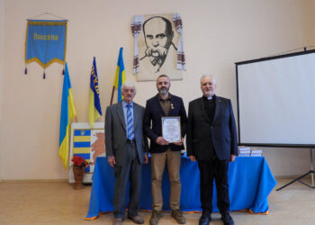 Єпископ Віктор Бедь нагородив Павла Федаку, голову Закарпатської «Просвіти», медаллю «Гетьмана України Павла Скоропадського»