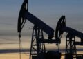 Росія почала скорочувати видобуток нафти через удари України — Reuters