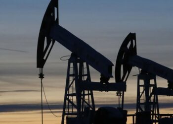 Росія почала скорочувати видобуток нафти через удари України — Reuters