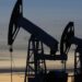 Росія почала скорочувати видобуток нафти через удари України — Reuters