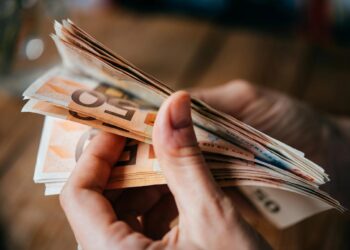 Скільки залишається від 100 тисяч євро: який чистий дохід у різних країнах Європи