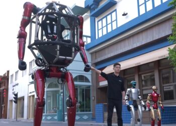 Китайці випустили на ринок першого у світі керованого робота-трансформера (відео)