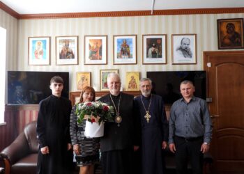 Представники Свято-Михайлівської парафії селища Кольчино на чолі з настоятелем привітали єпископа Віктора Бедь з Днем народження