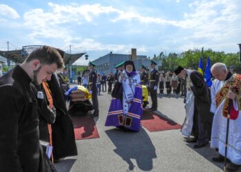 Труни з прахом Провідника українських націоналістів Андрія Мельника та його дружини Софії Федак-Мельник урочисто і молитовно зустріли на українському кордоні в Ужгороді