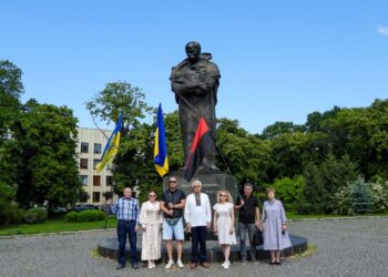 Ужгород: представники української громадськості та Народного Руху України вшанували Тараса Шевченка у 165-ті роковини його перепоховання