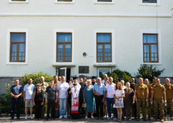 В Ужгороді молитовно відкрили та освятили меморіальну дошку на честь полеглого українського воїна-захисника Руслана Ференці