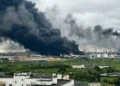 Атака на російські НПЗ: у Москві маштабна пожежа, місто затягнуло густим димом