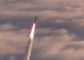 Росія посеред дня ударила балістикою по Києву
