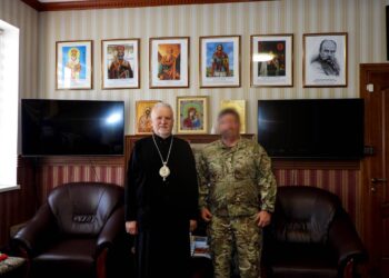 Єпископ Мукачівський і Карпатський Віктор Бедь провів зустріч із військовослужбовцем ГУР — випускником Карпатського університету імені Августина Волошина