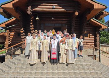 Єпископ Мукачівський і Карпатський Віктор Бедь очолив молебень за перемогу України, справедливий мир і благополуччя Української держави за участю паломників Свято-Петро-Павлівської парафії села Лазещина