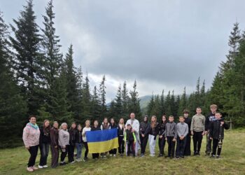 Молитовна хода дітей парафії Святого Духа селища Ясіня та Свято-Петро-Павлівської парафії ПЦУ села Лазещина на гору Драгобрат
