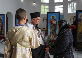 Єпископ Мукачівський і Карпатський Віктор Бедь привітав Людмилу Попович, хористку церковного хору Свято-Петро-Павлівської парафії у селі Лазещина, із 70-річчям від дня народження