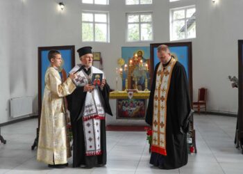 Єпископ Мукачівський і Карпатський Віктор Бедь передав кафедральному Свято-Петро-Павлівському храму у селі Лазещина ікону святої великомучениці Варвари з частинкою її святих мощей