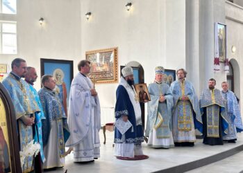 Преосвященний владика Феогност Бодоряк з благословення Преосвященнішого єпископа Віктора Бедь очолив Божественну літургію у селі Лазещина на Закарпатті